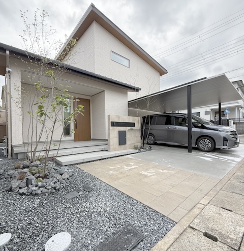 タイルテラスも歩道からの視線をしっかりと遮ってプライベート空間に