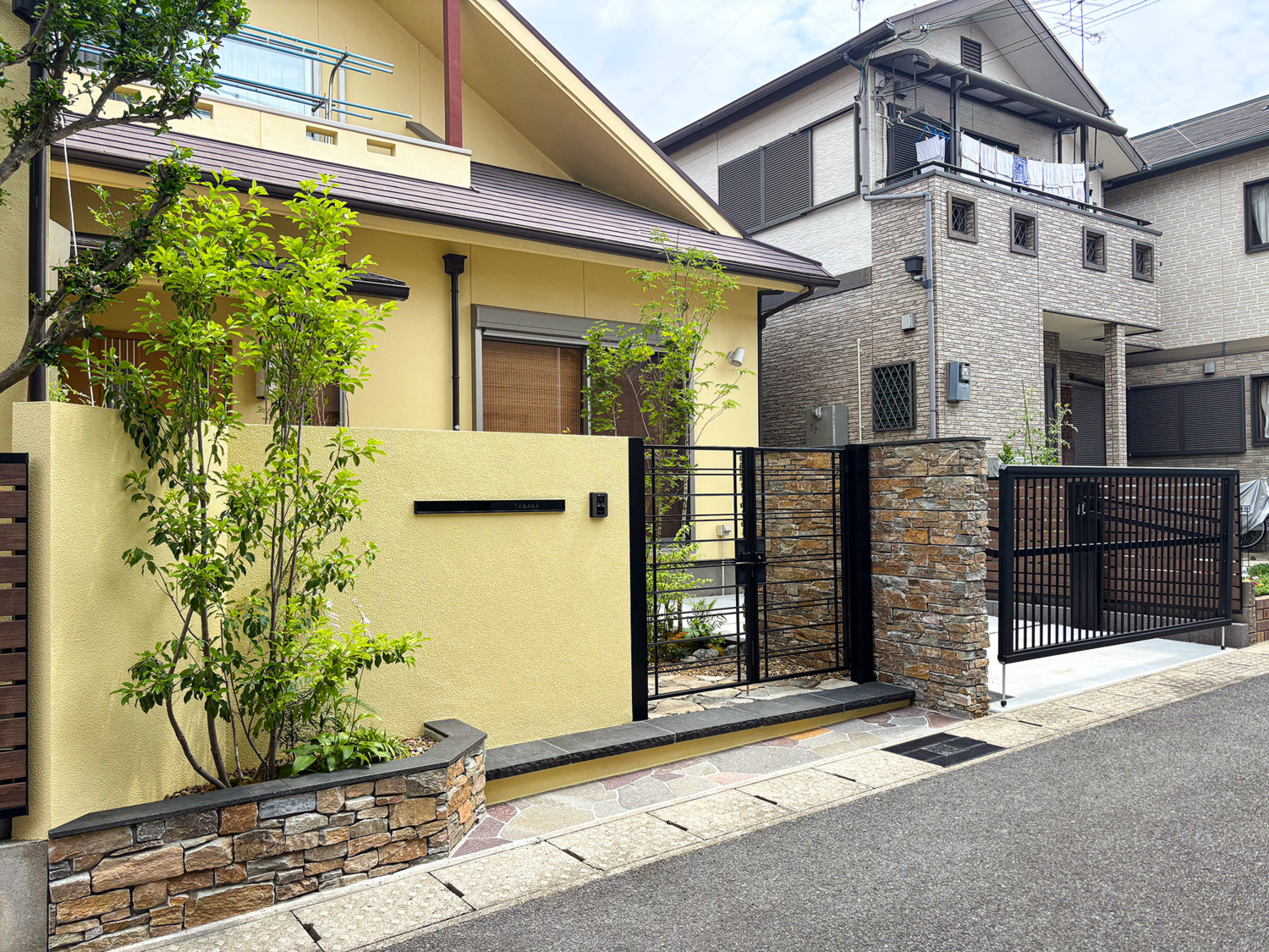 新設門柱は外壁に合わせた調色塗装で統一感を