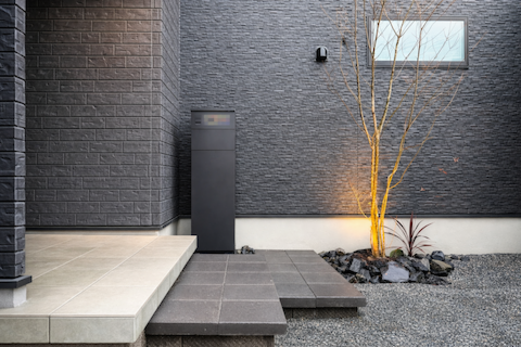 建物のポーチも加工し人気の浮き階段に