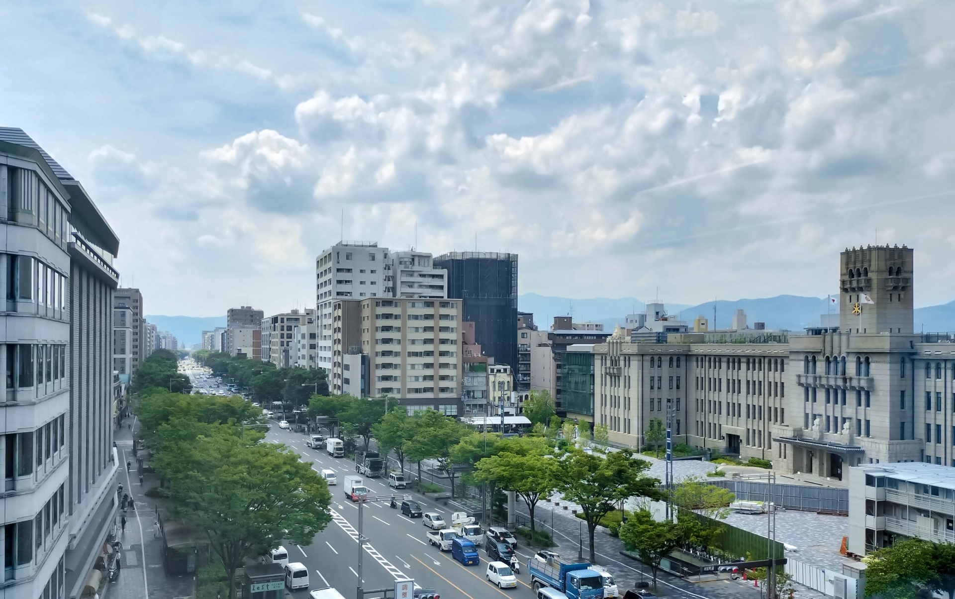 京都市役所付近の街並み